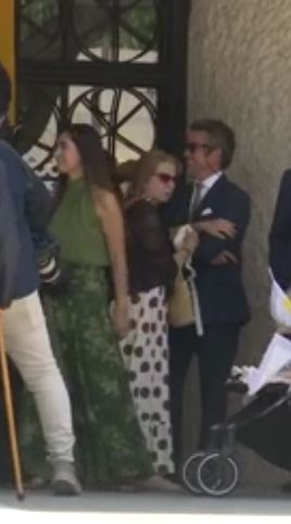 María Pombo y sus hermanas se coordinan en el bautizo de su hija Mariana: plisados, estampados bohemios y bordados metalizados