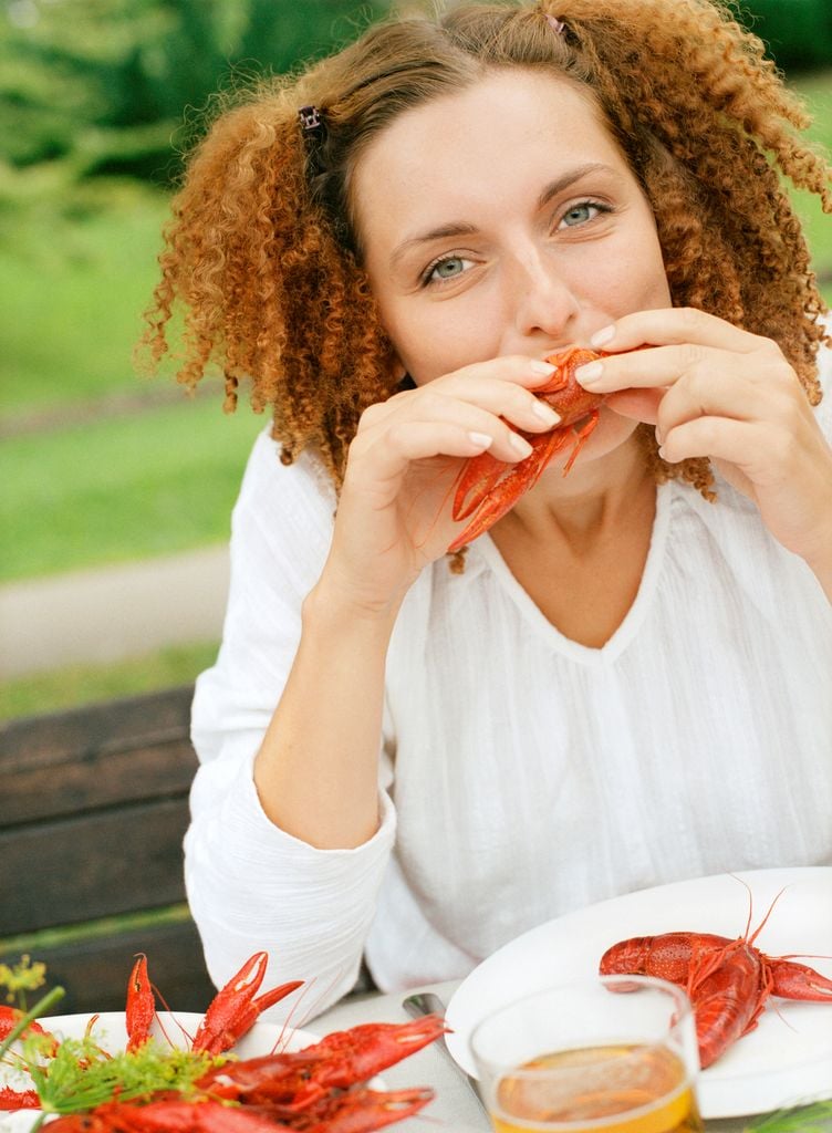 Mujer comiendo gambas