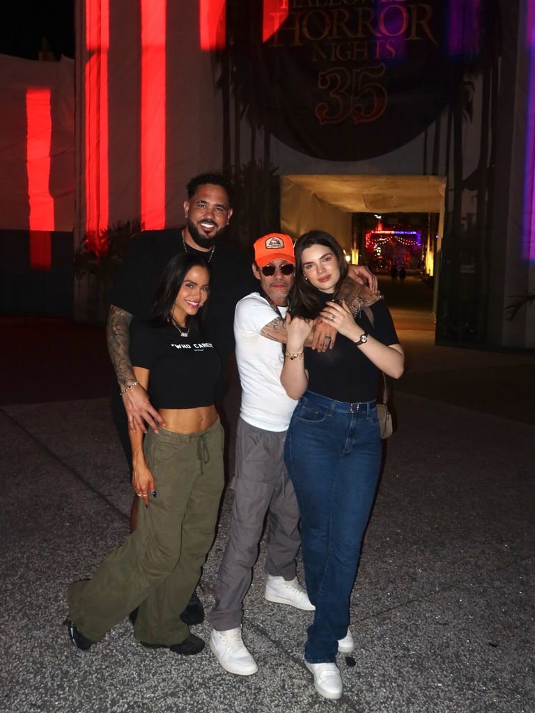 Raphy Pina, Natti Natasha, Marc Anthony y Nadia Ferreira en las Horror Nights de Universal Studios. 