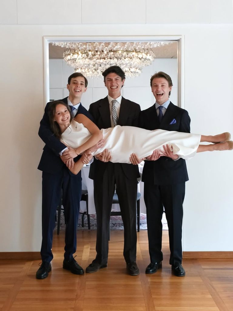 Athena, sostenida por sus tres hermanos mayores
