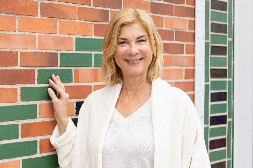 Michèle Laroque, se incorpora a la quinta temporada como Yvette una amiga de Sylvie