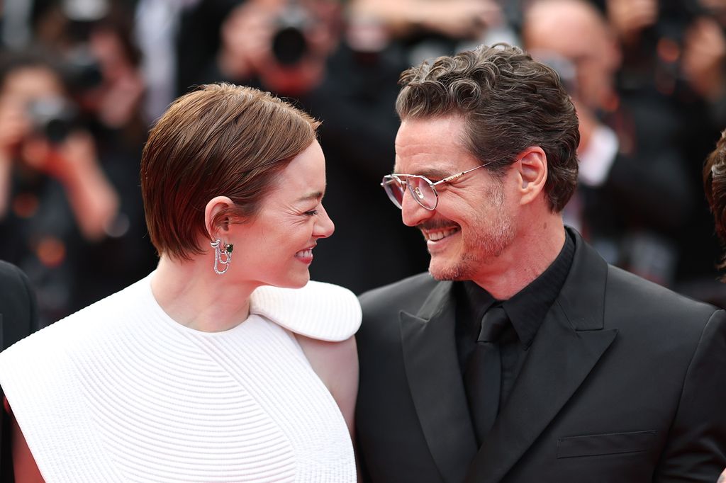 Emma Stone y Pedro Pascal 