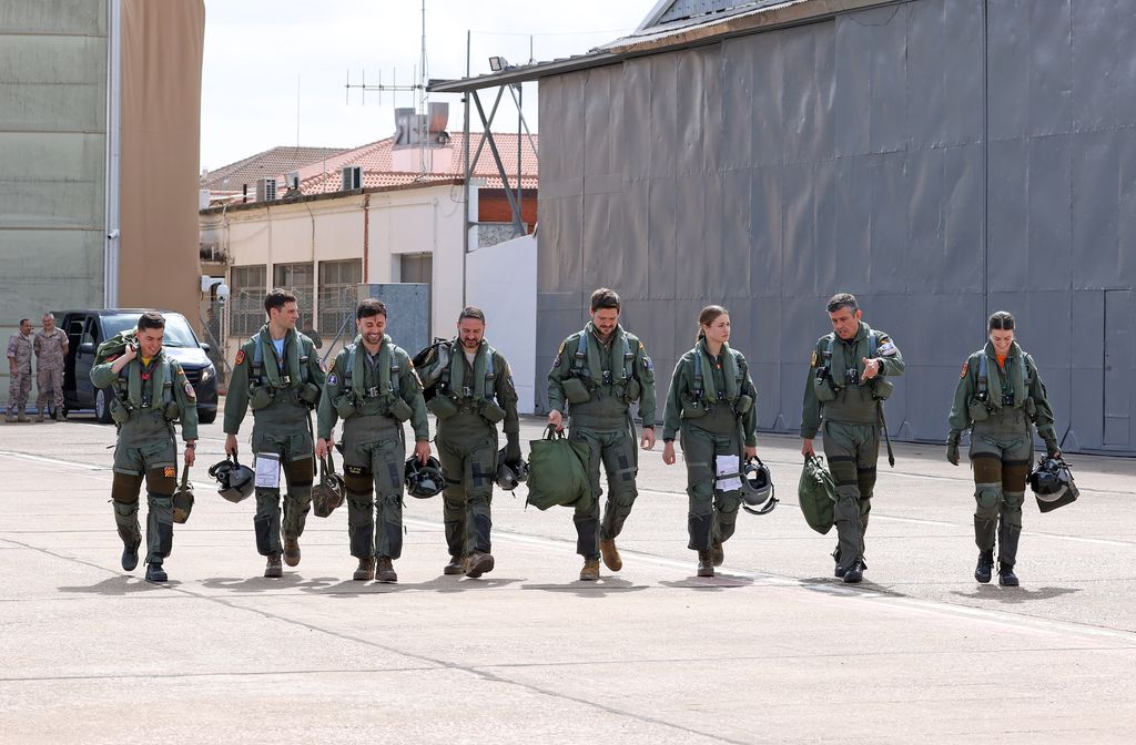 Alumnos de la Academia General del Aire y del Espacio (AGA) e instructores del Ala 23, antes de volar en los aviones F5