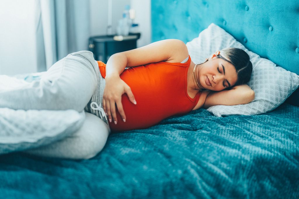 Mujer embarazada en la cama