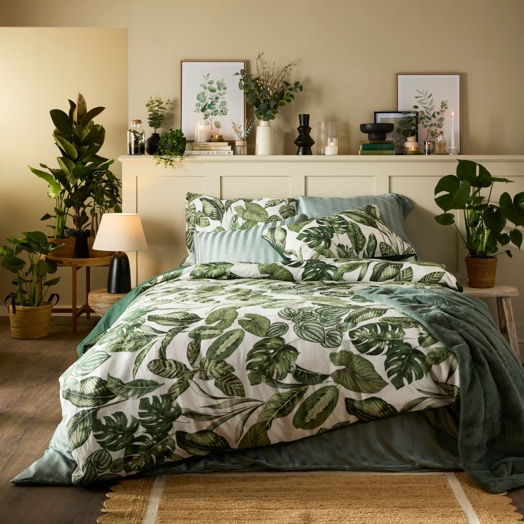 Dormitorio con ropa de cama tropical