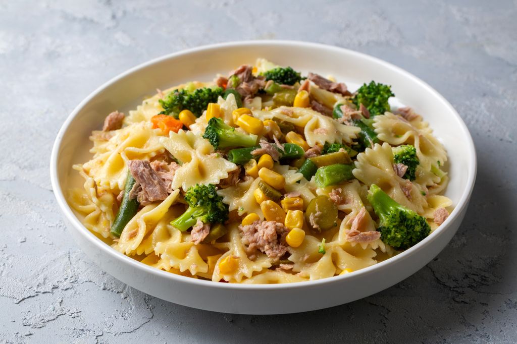 Ensalada de farfalle con atún, maíz y brócoli