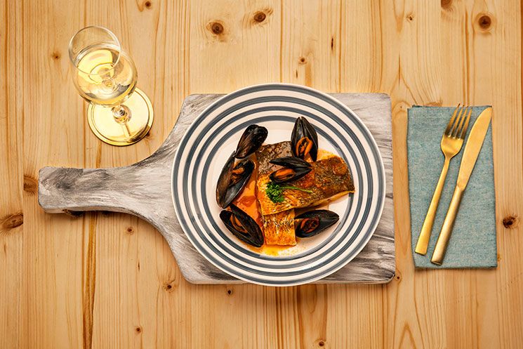 Corvina con salsa de tomate y mejillones