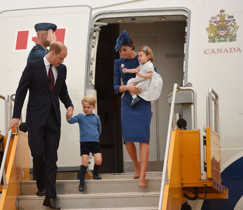 El príncipe William con el pequeño George junto a la princesa Kate, con Charlotte en brazos, a su llegada a Columbia Británica, Canadá, en 2016.