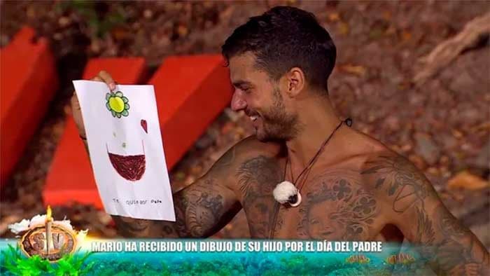 Mario González recibe un regalo de su hijo por el Día del Padre