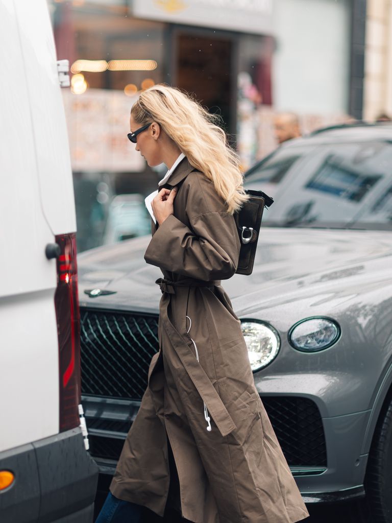 Bella Hadid apostó por un look en tonos tierra. 