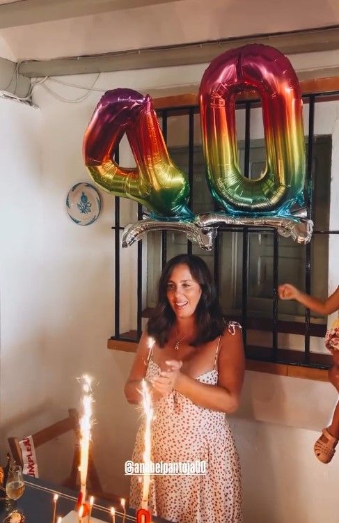 Anabel Pantoja, soplando sus 40 velas