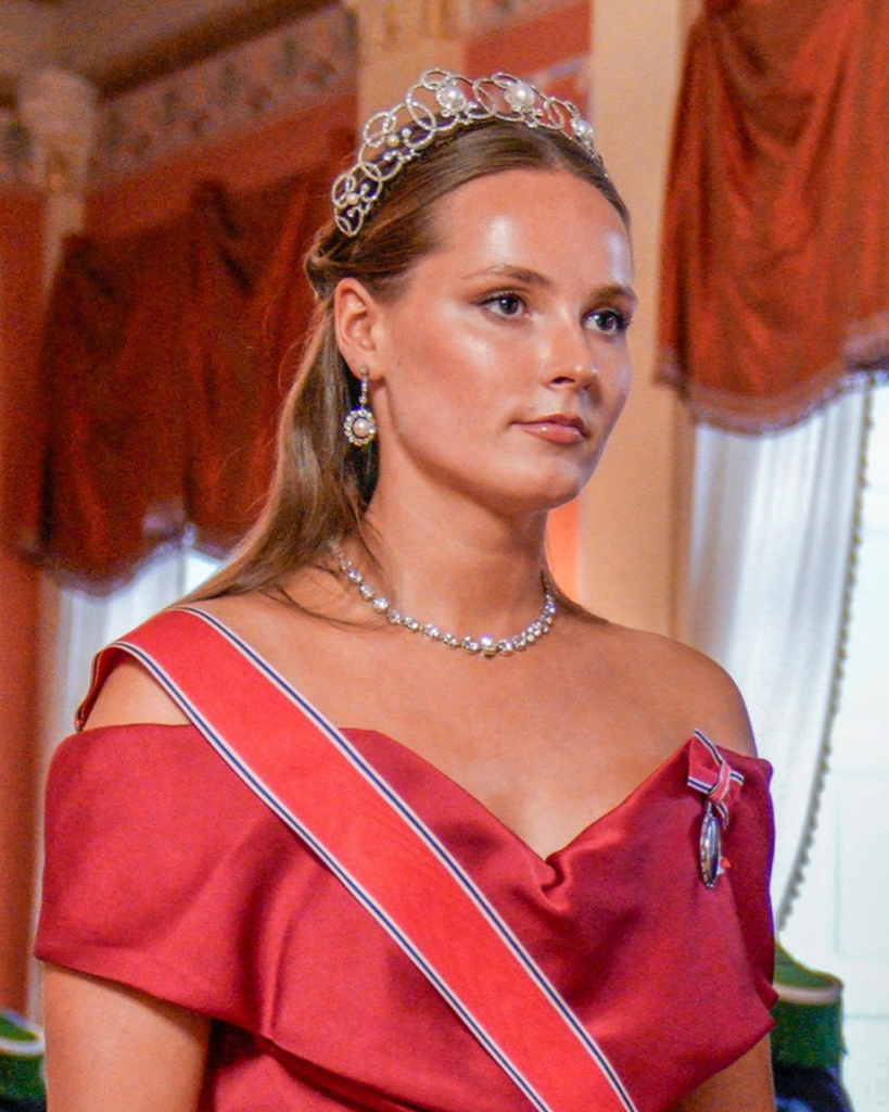 La princesa Ingrid de Noruega junto a la tiara de círculos de perlas de Boucheron