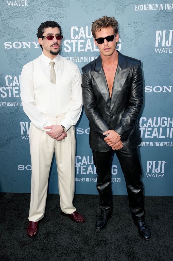 Bad Bunny y Austin Butler posan juntos en la premier de su nueva película.