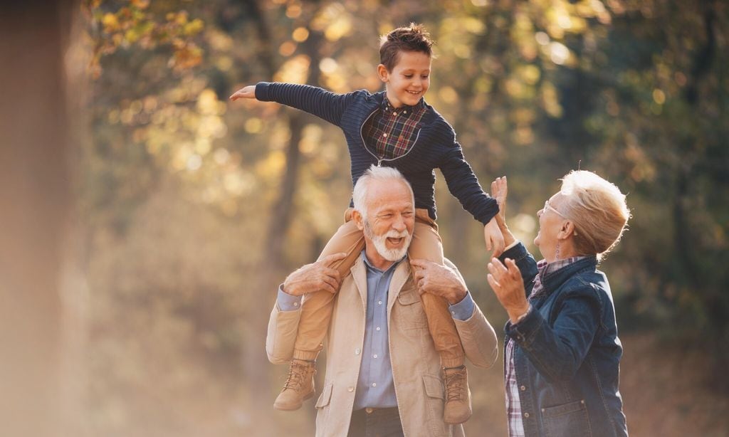 abuelos divertidos con su nieto