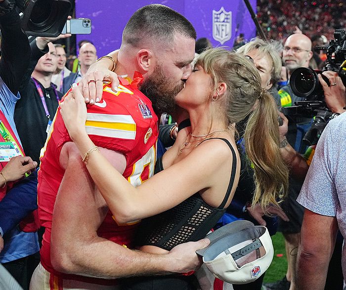 Taylor Swift besa a su novio, Travis Kelce