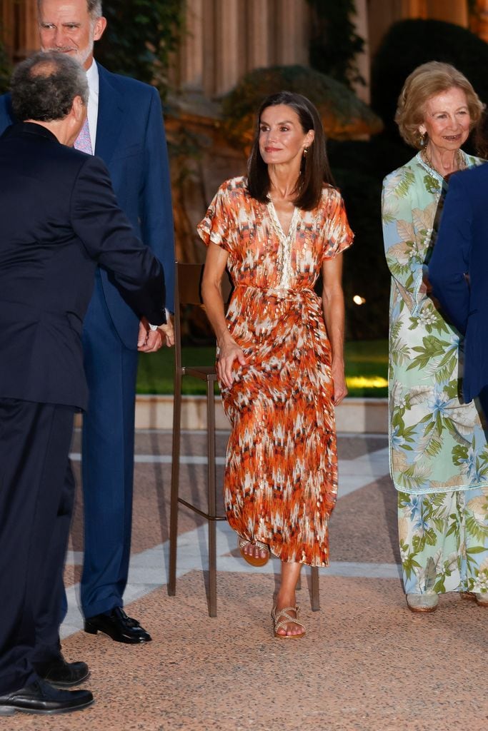 La reina Letizia en Palma de Mallorca con vestido estampado de Maksu