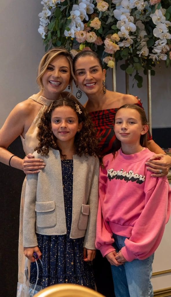 Mariana Ochoa y Lidia Ávila junto a sus hijas.
