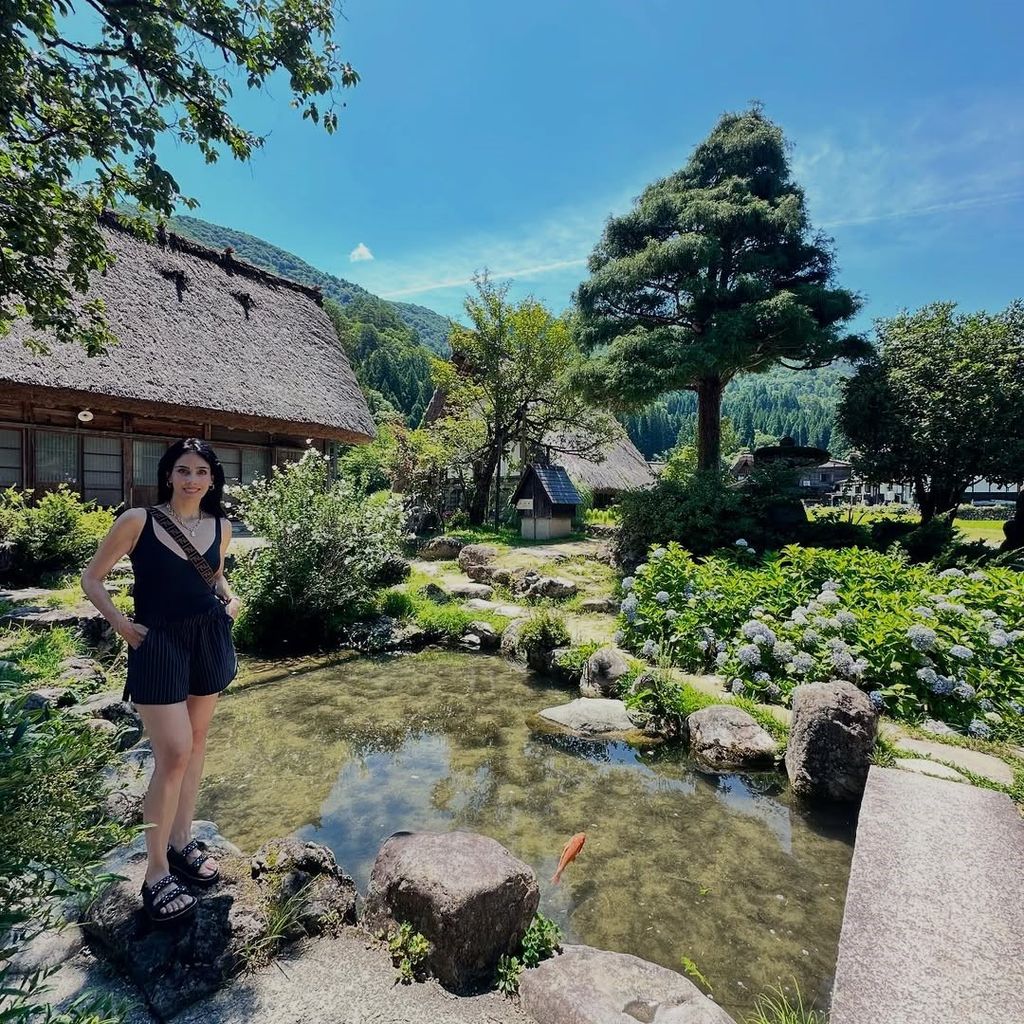 Sandra en una aldea tradicional japonesa.