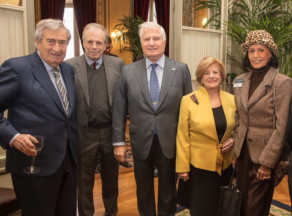 En esta fotografía, con el Marqués de Santa Cruz, Jaime de Salas, Lady Brennan y el Duque de Alba