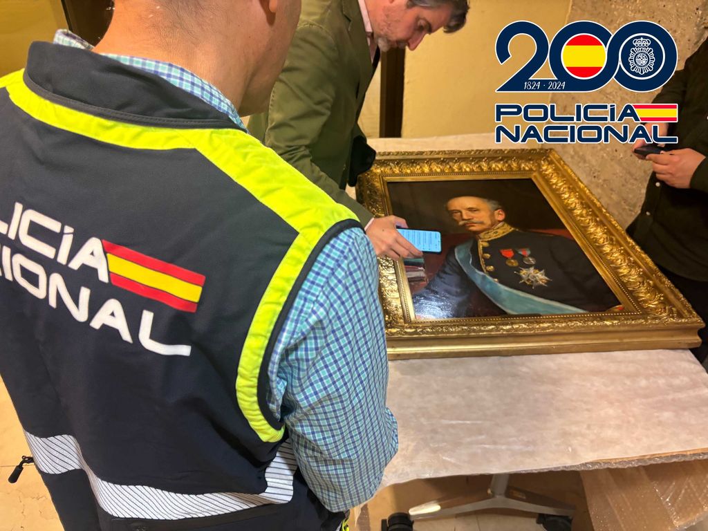 La policía tras recuperar uno de los cuadros de José Moreno Carbonero