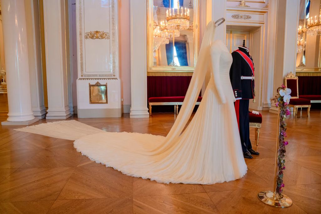 El vestido de novia de Mette-Marit ya se expone en el Palacio Real de Noruega