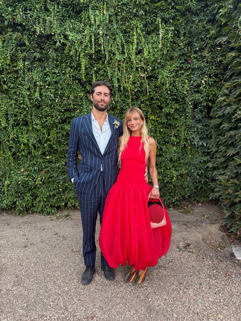 Mafalda Patrício, la creadora de contenido portuguesa que confía en el rojo y los accesorios divertidos para la boda de su hermano pequeño