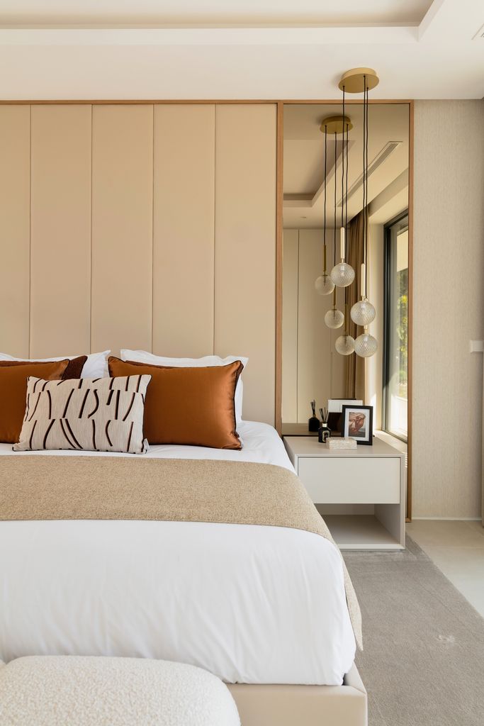 Estilismo de la cama muy cuidado con cojines, cuadrantes y almohadas seleccionadas con gran acierto