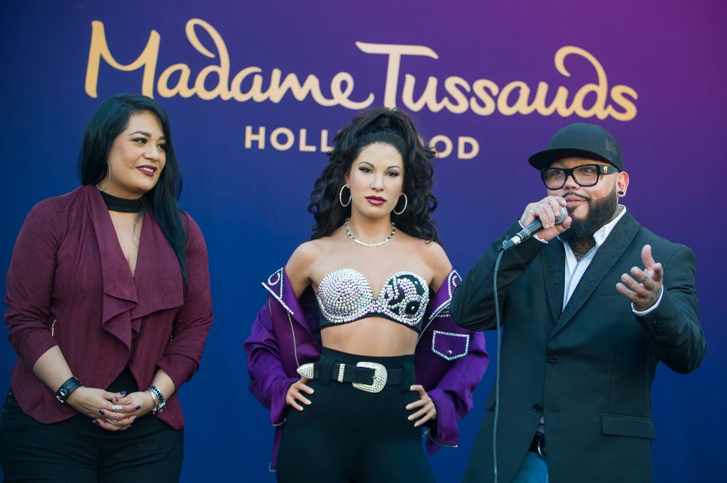 Suzette Quintanillajunto a su hermano A.B. Quintanilla en el 'Madame Tussauds Hollywood' junto a una figura de cera de su hermana, Selena