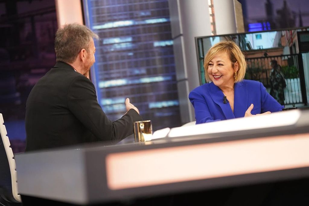 Plano medio de Carmen Machi con Pablo Motos en El Hormiguero