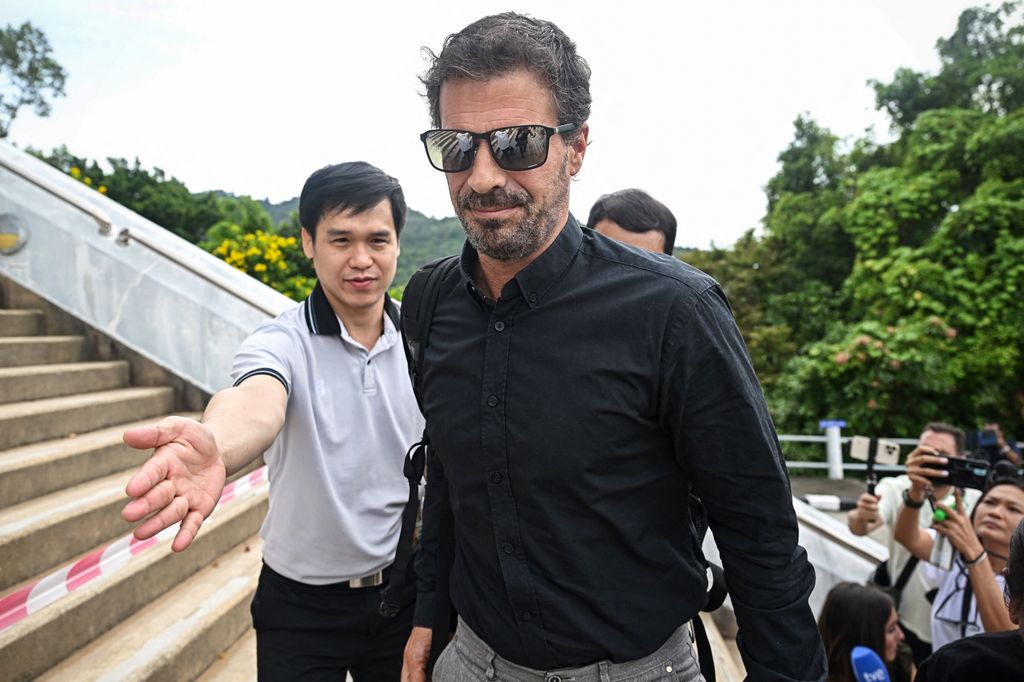 Spanish actor Rodolfo Sancho arrives at court to attend the ruling of his son Daniel Sancho Bronchalo, who is accused of killing Colombian plastic surgeon Edwin Arrieta Arteaga on the island of Koh Pha Ngan in August 2023, at the Koh Samui Provincial Court on August 29, 2024. (Photo by Lillian SUWANRUMPHA / AFP) (Photo by LILLIAN SUWANRUMPHA/AFP via Getty Images)