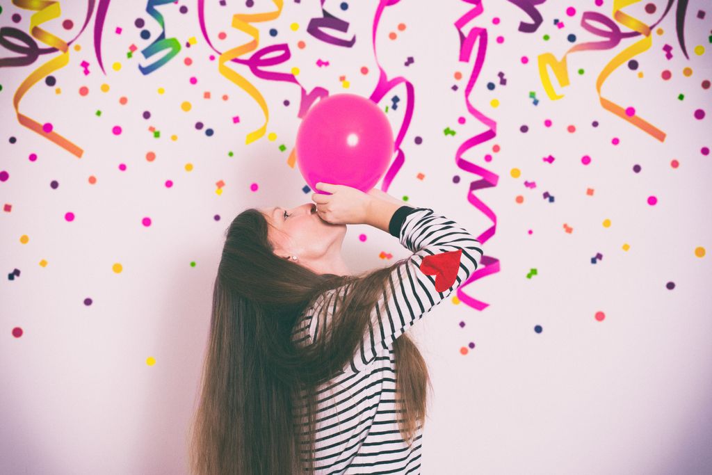 Adolescente inhalando un globo con gas de la risa