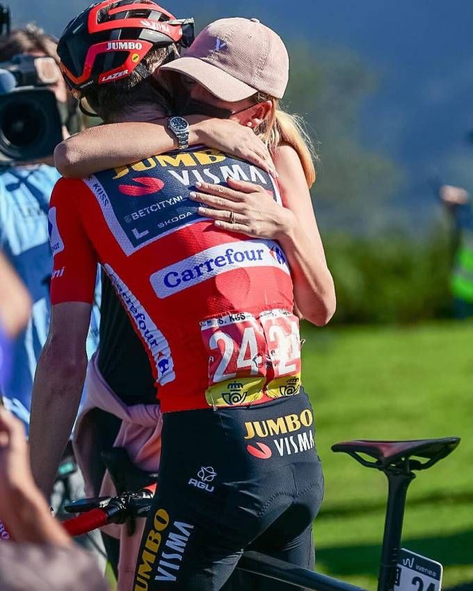 Abrazo entre Sepp Kuss y su mujer, Noemí Ferré