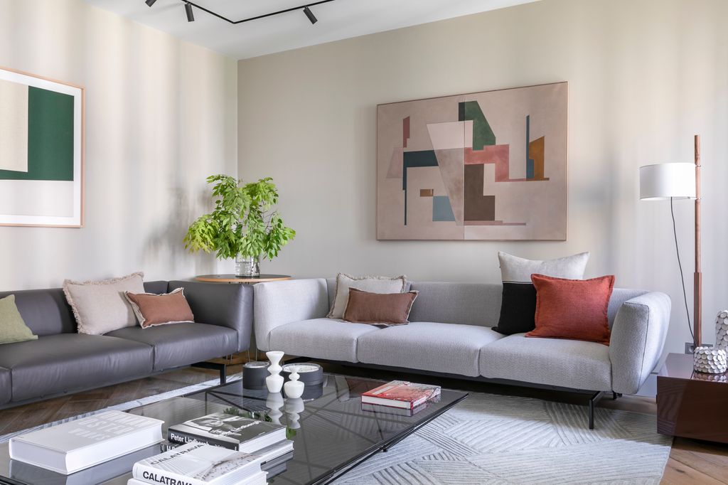 Salón decorado en tonos grises con toques de color