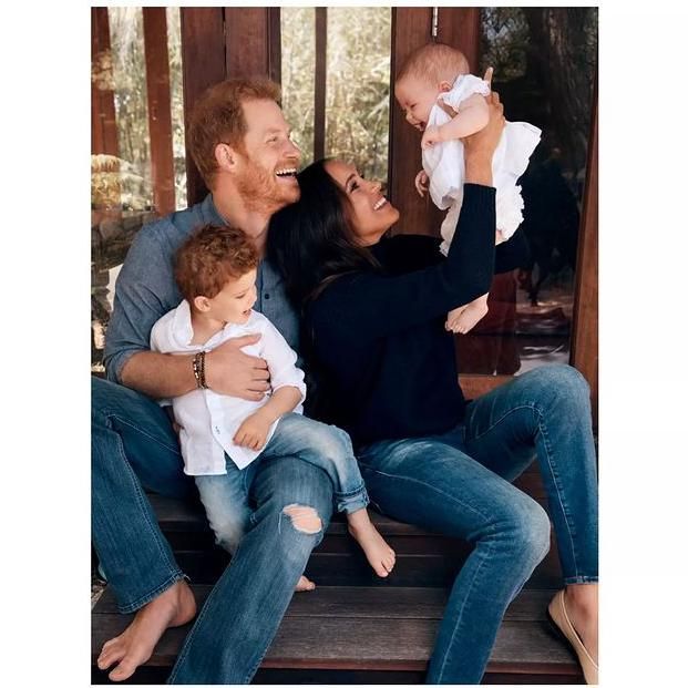 first photo of meghan markle and prince harry 39 s daughter lilibet released