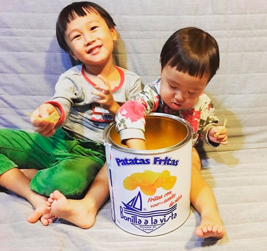 Niños coreanos comiendo patatas