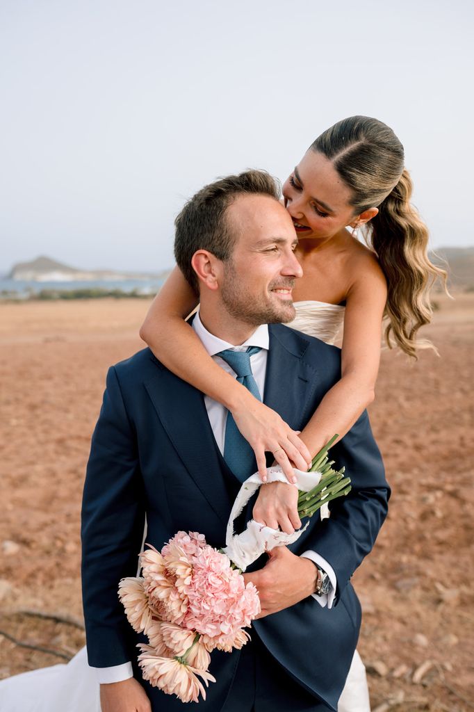 Fuencisla, la novia que se casó con un vestido de alta costura elegido por su abuela en los 80: "Me sorprendió mucho la calidad de las telas"