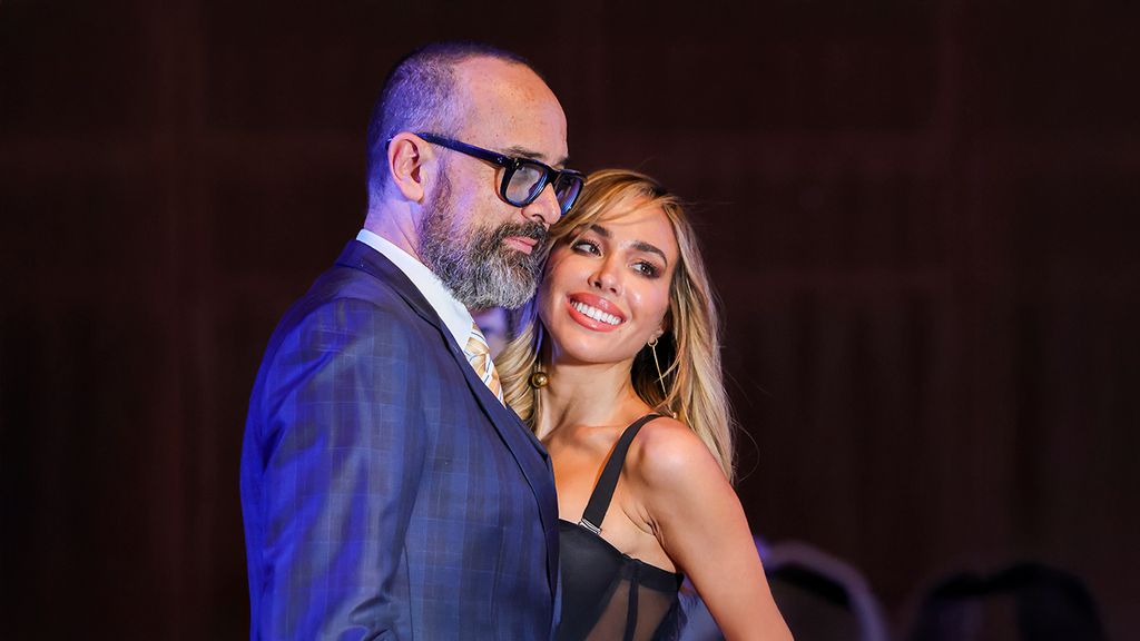 Primer plano de Risto Mejide y Grecia Castta posando en los Premios Antena de Oro 2024