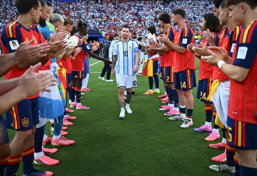 Lionel Messi recibió muestras de cariño y respeto de España tras la derrota de Argentina.