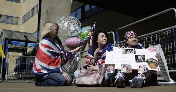 Los primeros curiosos se congregan en el Hospital Saint Mary de Paddington
