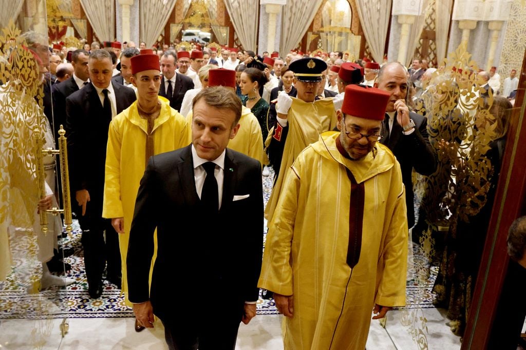 Plano general de Emmanuel y Brigitte Macron entrando con Mohamed VI a una cena de Estado en el Palacio Real de Rabat 
