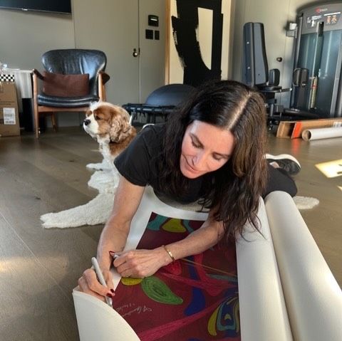 Courteney Cox con los dibujos de Friends del artista Tim Wakefield