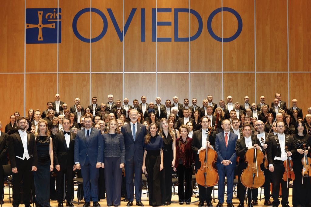 Saludo de los Reyes, la Princesa de Asturias y la Infanta Sofía a la Orquesta Oviedo Filarmonía (OFIL), al Coro de la Fundación Princesa de Asturias, y al director de la orquesta, Lucas Macías, tras el XXXIII Concierto