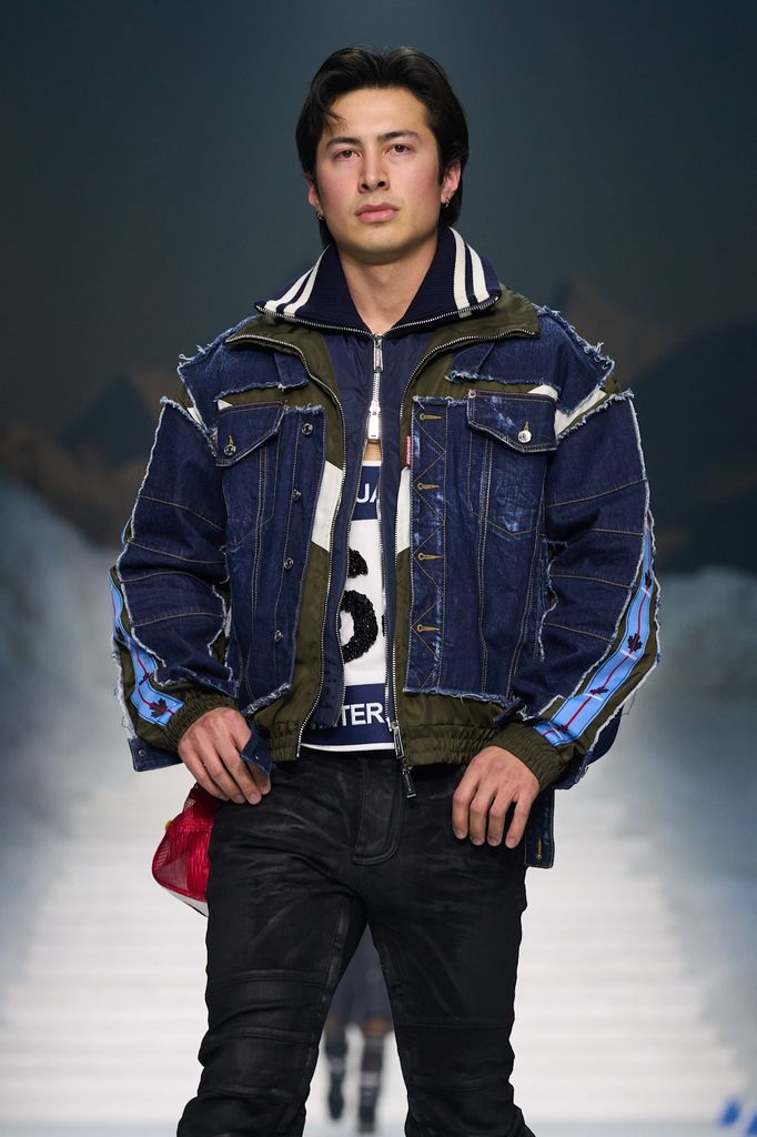 Hudson Williams camina la pasarela de DSquared2.
