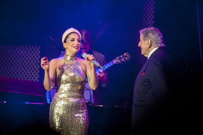 Los cantantes Lady Gaga y Tony Bennett actuando durante la promoción del álbum Cheek to Cheek en la Grand Place de Bruselas