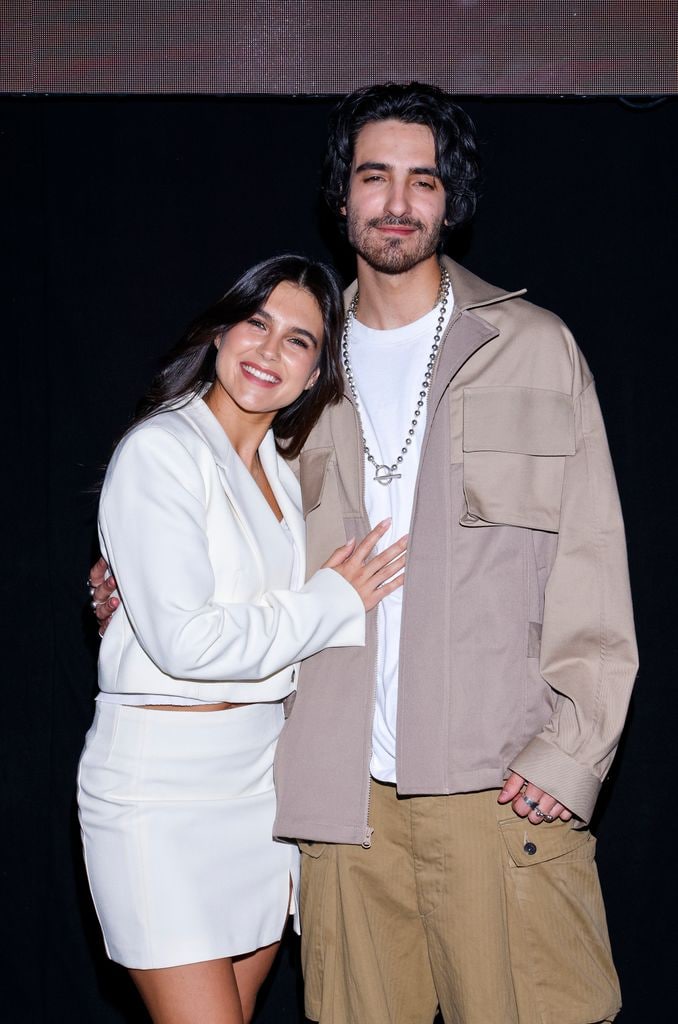 Romina y Sebastián Poza en la presentación de 'Hermanas, Un Amor Compartido'