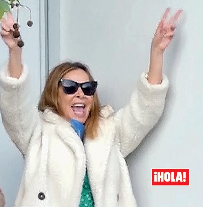 Ana Obregón, optimista y sonriente, la mejor compañía de su hijo en el hospital