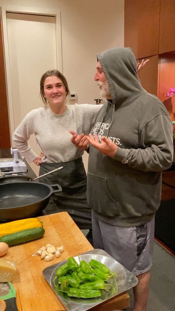 José Andrés cocina junto a su hija mayor, Carlota, en una de las escenas más entrañables compartidas durante la pandemia