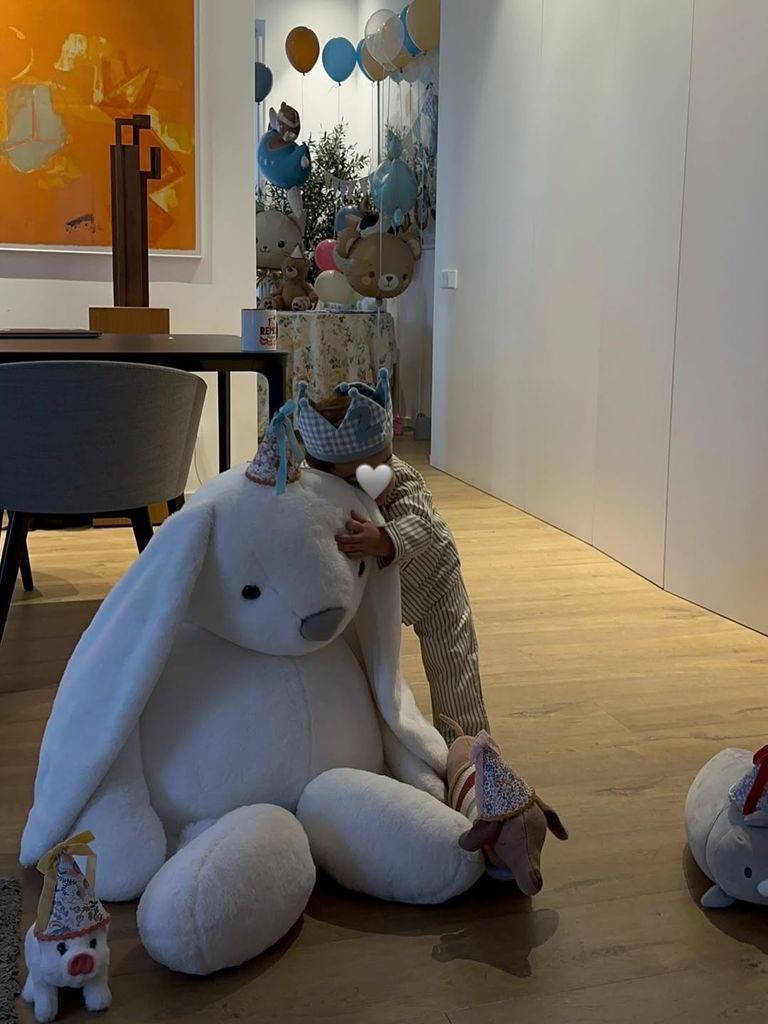 Loren, con uno de sus peluches