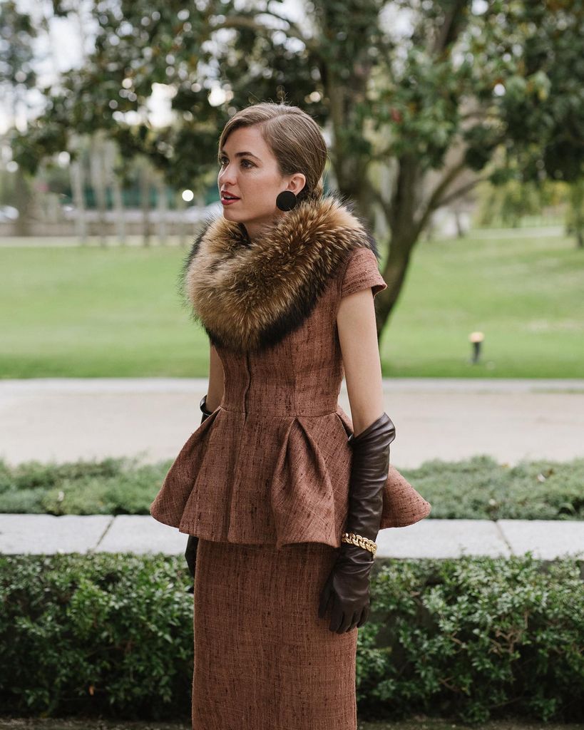 Invitadas a bodas con guantes largos de piel