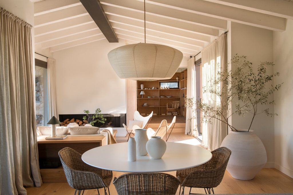 Comedor con sillas de mimbre. 